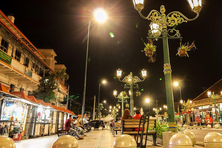 Comida callejera nocturna y recorrido cultural a pie