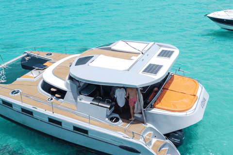 La Romana: Saona Island Private Catamaran Tour with Lunch