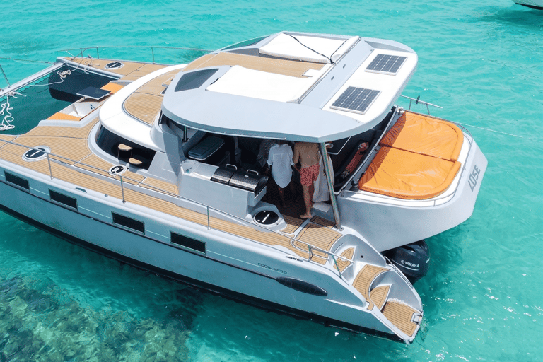 La Romana: Saona Island Private Catamaran Tour with Lunch