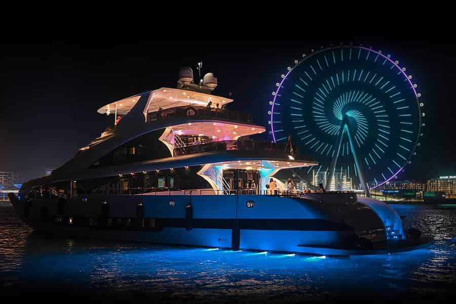 Dubai: Superyacht-Party mit Live-DJ & offener Bar. Foto: GetYourGuide Dubai: Superyacht-Party mit Live-DJ & offener Bar. Foto: GetYourGuide