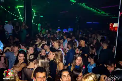 VIP-тур по барам Мадрида с напитками, входом в клубы и ведущими вечеринок