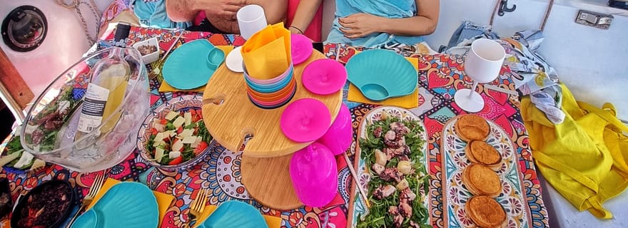 Naviguez et dégustez Cagliari avec un repas local riche et frais.