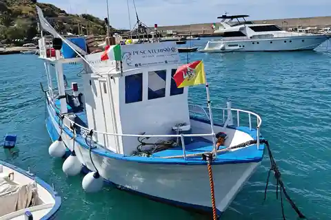 Cefalú: excursión en barco con pesca, recorrido por la costa y almuerzo a bordo con el pescado fresco.