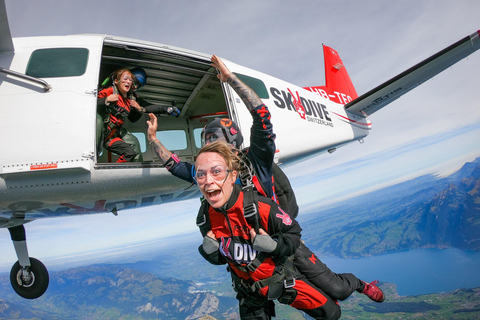 Interlaken: Paracaidismo en avión sobre los Alpes suizos