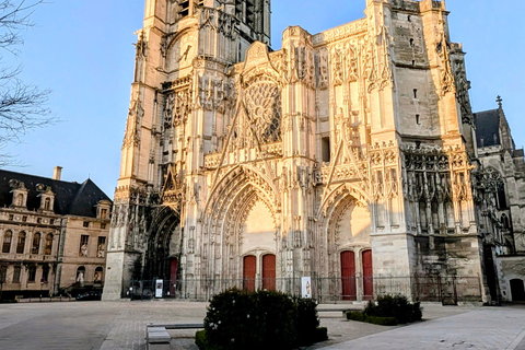 Tourist walk through the historic center of Troyes Sightseeing tour of the historic center of Troyes