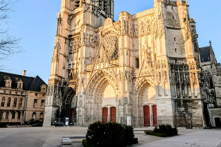 Tourist walk through the historic center of Troyes Sightseeing tour of the historic center of Troyes