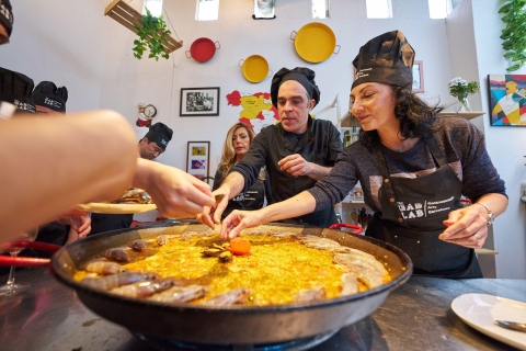 Barcelona: klasa paelli z tapas, sangrią i wizytą na rynkuBarcelona: wycieczka po targu La Boquería i kurs gotowania paelli