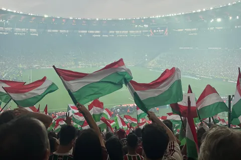 Match de football de Fluminense au Maracanã avec des hôtes locaux