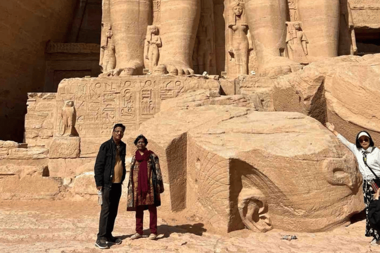 Luxor: Tour privato di Abu Simbel con pranzo e bigliettiTour di Abu Simbel di un giorno intero da Luxor, tutte le tasse incluse