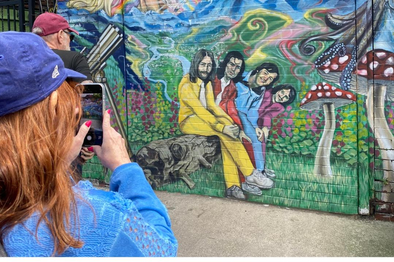 Liverpool: Private Beatles Taxi Tour with Guided Walk Finale