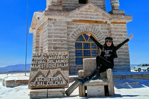 Uyuni: Salt Flats Tour with Lunch, Reflections, and Sunset