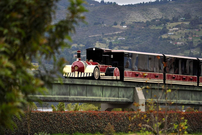 Vanuit Bogota: Jaime Duque Park en dierentuin met ticket inbegrepen