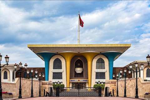Muscat: Private City Tour with a Local Guide & Full Transfer