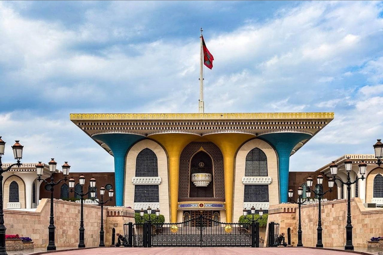 Muscat: Private City Tour with a Local Guide & Full Transfer