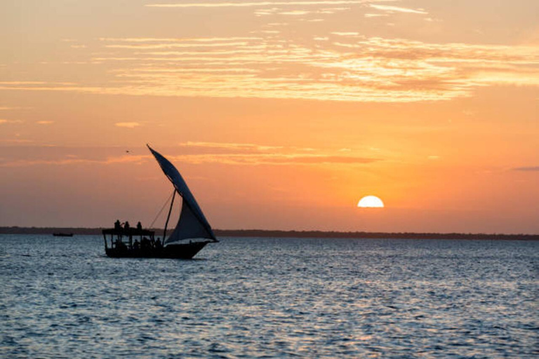 Kampala: Sunset Dhow Cruise with Music and Fireworks