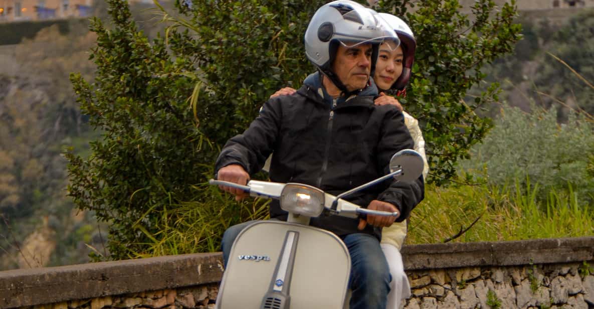 Afbeelding 25 van Taormina: White Lotus fotoshoot op vintage Vespa