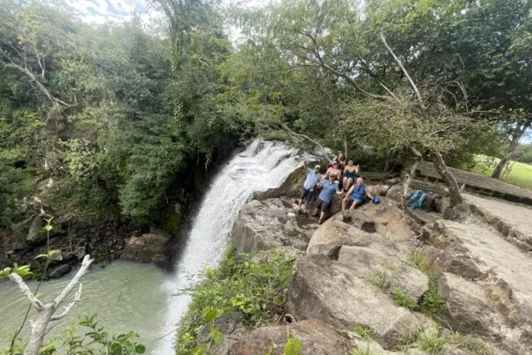 Vulcano Miravailles: A caccia di cascate e attività vulcanica