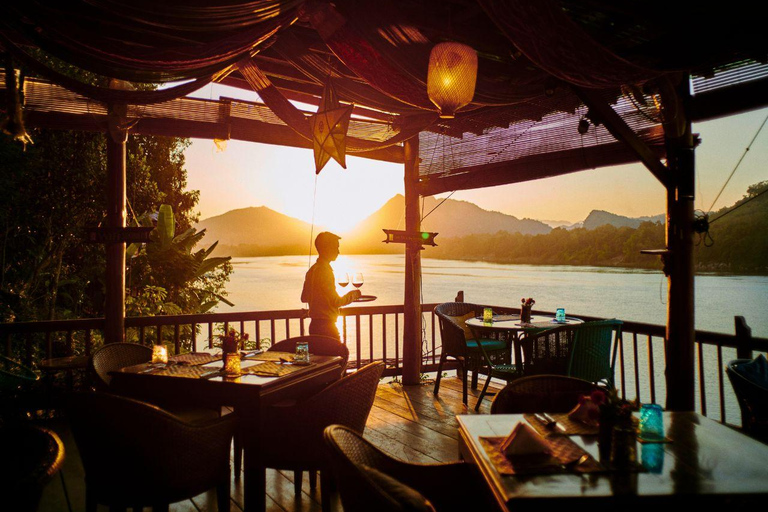 Luang Prabang: Mekong Sunset Cruise and Market Private Tour