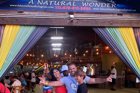 De Montego Bay: Excursão noturna particular à Lagoa Mística de FalmouthDe Montego Bay: Passeio noturno na lagoa mística de Falmouth