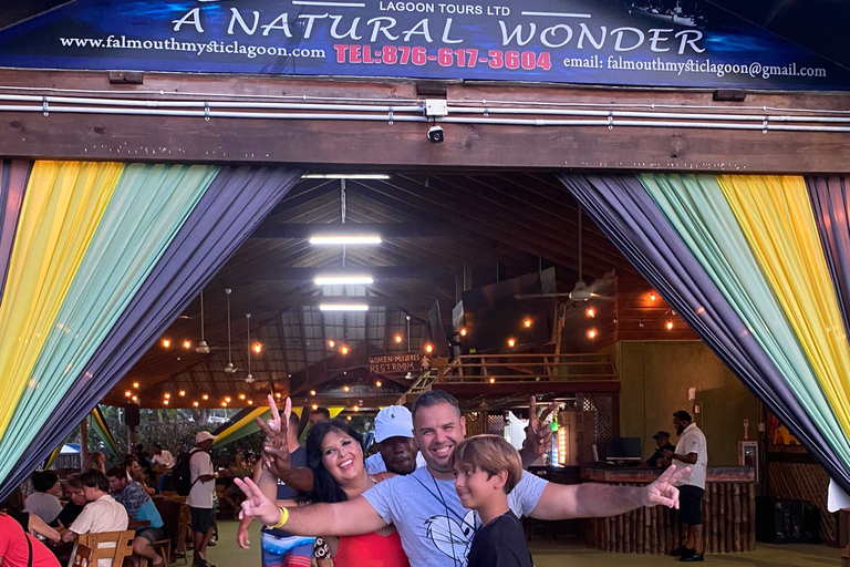 De Montego Bay: Excursão noturna particular à Lagoa Mística de FalmouthDe Montego Bay: Passeio noturno na lagoa mística de Falmouth