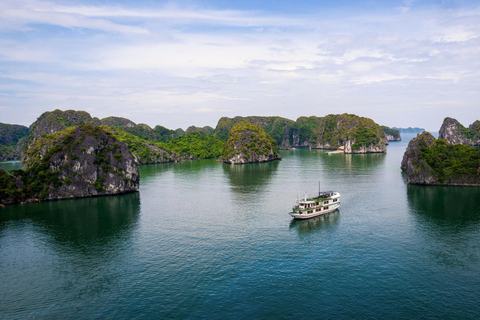 Hanoi: crociera di 2 giorni nella baia di Lan Ha e nell&#039;isola di Cat Ba BEST SELLER