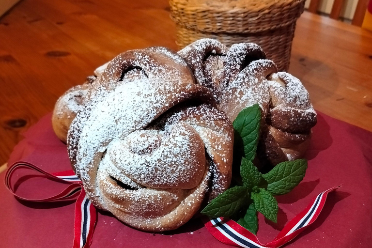 Oslo Morning Walk: Historic Highlights & Fresh Cinnamon Buns