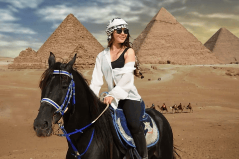 Pyramides, Sakkara et Memphis - Visite privée avec déjeunerVisite privée avec guide, transfert et déjeuner, à l&#039;exclusion des droits d&#039;entrée.