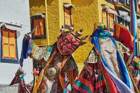 Beijing: Antique Market Treasure Hunt and Cloisonné Workshop