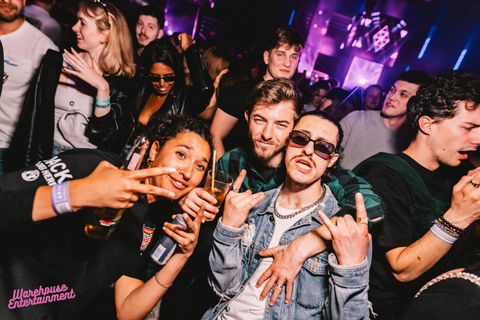 Pub Crawl z shotami i klubem nocnym w PradzePraga: Bar Crawl z przewodnikiem z shotami i wejściem do klubu nocnego