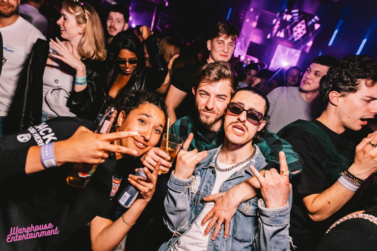 Pub Crawl z shotami i klubem nocnym w PradzePraga: Bar Crawl z przewodnikiem z shotami i wejściem do klubu nocnego