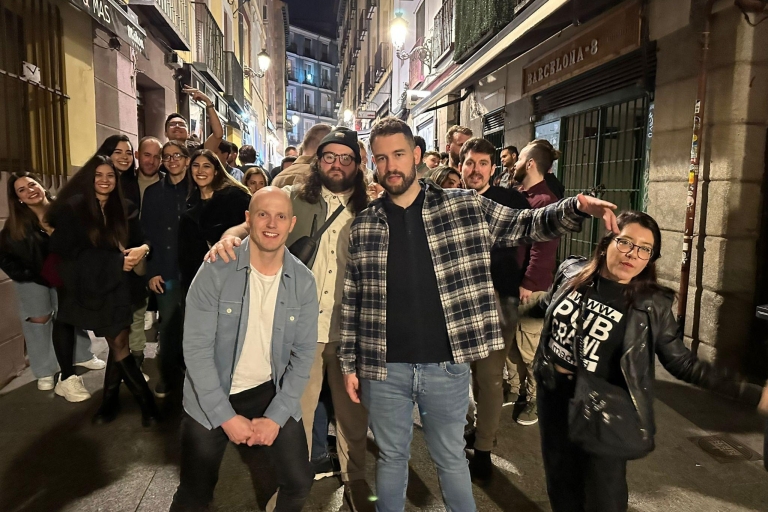 Madryt: Pub Crawl Madrid z przewodnikiem i wejściem do klubuMadryt: zwiedzanie pubów z przewodnikiem po Madrycie ze zdjęciami powitalnymi