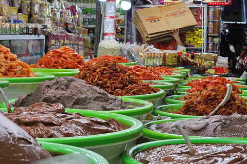 Hue: Excursão gastronómica a pé com serviço de busca no hotel e guia localTour gastronómico de rua em Hue de bicicleta