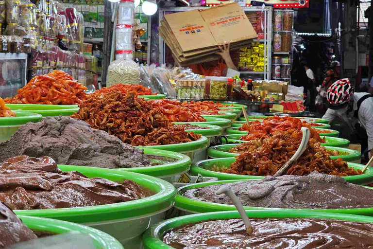 Hue: Excursão gastronómica a pé com serviço de busca no hotel e guia localTour gastronómico de rua em Hue de bicicleta