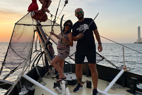 Cartagena, CO: Sunset Skyline Pirate Boat Tour z otwartym barem