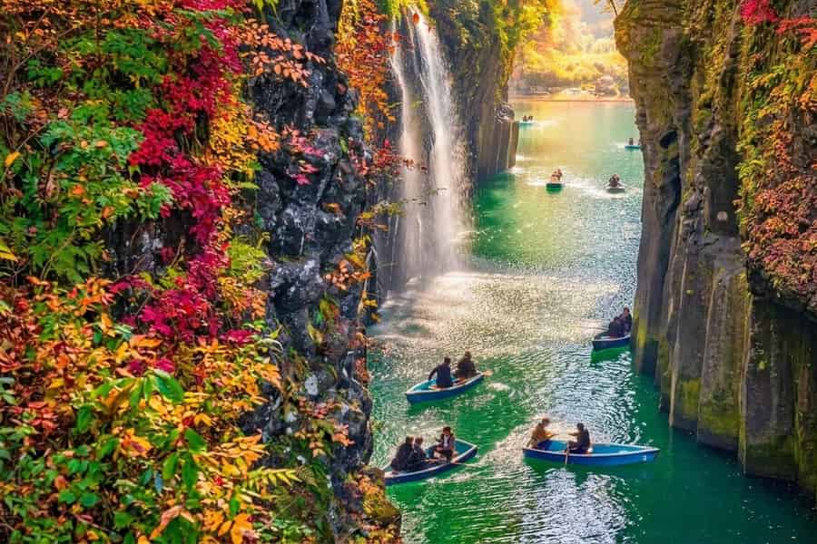 Fukuoka: Takachiho-Schlucht & Amaterasu-Eisenbahn mit optionalem Boot. Foto: GetYourGuide Fukuoka: Takachiho-Schlucht & Amaterasu-Eisenbahn mit optionalem Boot. Foto: GetYourGuide