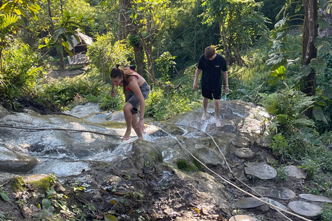 Visite d'une demi-journée de la cascade de Sticky avec voiture privéeVisite d'une demi-journée Sticky Waterfall avec voiture privée