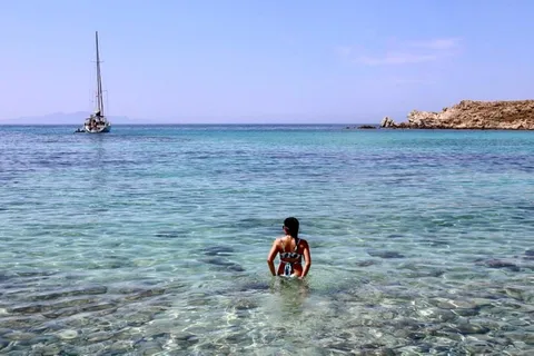 Mykonos: Zeilcruise bij zonsondergang naar Rhenia, strandsafari, diner