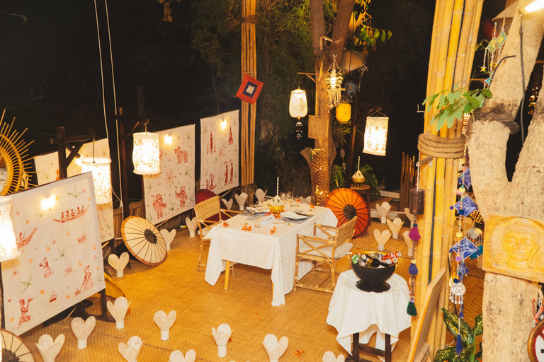 Luang Prabang: Private Romantic Dinner with Wine & Show