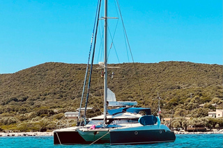 Porto Azzurro Isola d'Elba Crociera giornaliera in catamarano con pranzo