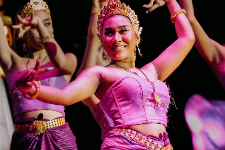 Phuket: Junkyard Theatre Dinner and Show - bilet standardowy