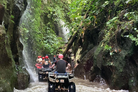 Ubud: Avventura in ATV nella giungla, tunnel della cascata di Bali e pranzoDoppia; ATV Quad Biking - con trasferimenti