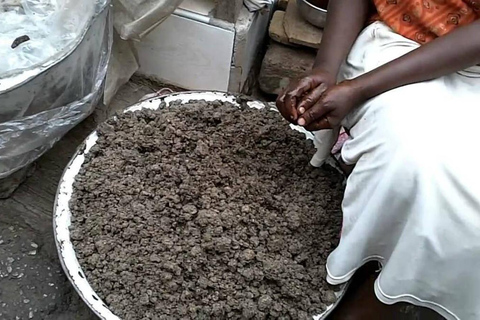 Accra: zwarte zeep makenAccra: Zwarte zeep maken