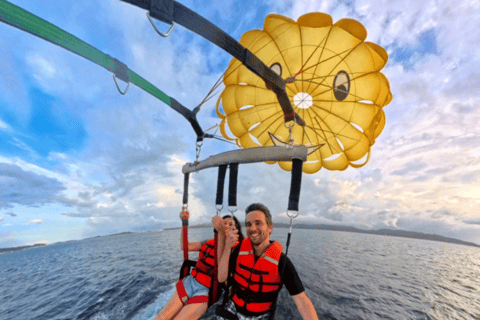 Boracay: Island Hopping with Lunch and Parasailing