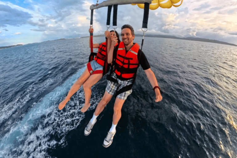 Boracay: Island Hopping with Lunch and Parasailing