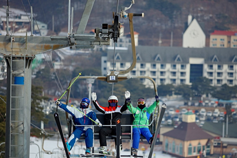 Seoul: Jisan Forest Winter Ski Day Tour with Basic Lesson SNOWBOARD Full Package - Meet at DDP Station