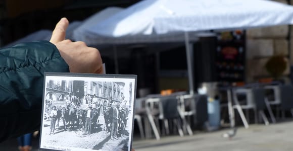 Porto: Miragaia Walking Tour with Historic Postcards