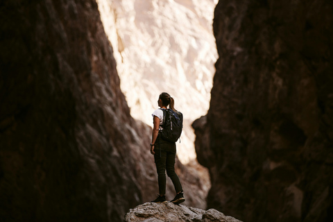 Från Muscat: Wadi Shab och Bimmah Sinkhole heldag