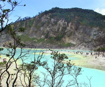 Jakarta: Volcano, Suspension Bridge, and Hot Spring Tour