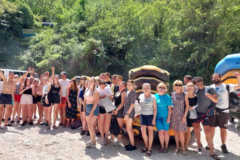 Fendez : Rafting dans les rapides de Cetina et saut de falaise avec instructeurOption de lieu de rendez-vous sans transfert