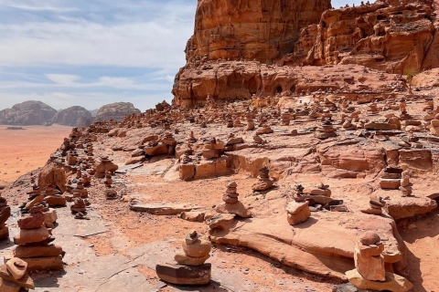 Całodniowa wycieczka jeepem (lunch) Najważniejsze atrakcje pustyni Wadi RumWycieczka + Lunch + Wielbłąd 1 godzina